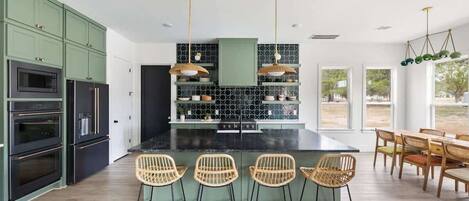 雪櫃、微波爐、焗爐、爐具