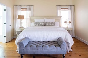 3 bedrooms, WiFi, bed sheets - Walk to Henkel Square in RT | Curated & Charming (Round Top)