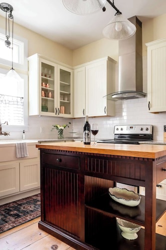 SPRING SHOW | Walk to Restaurants | Charming 3BR