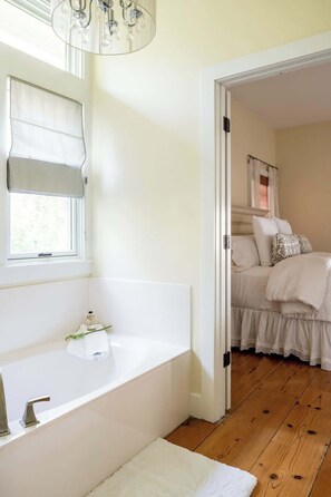 Shower, hair dryer, towels, soap - Walk to Henkel Square in RT | Stocked & Charming (Round Top)