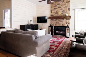 Una televisión, una chimenea