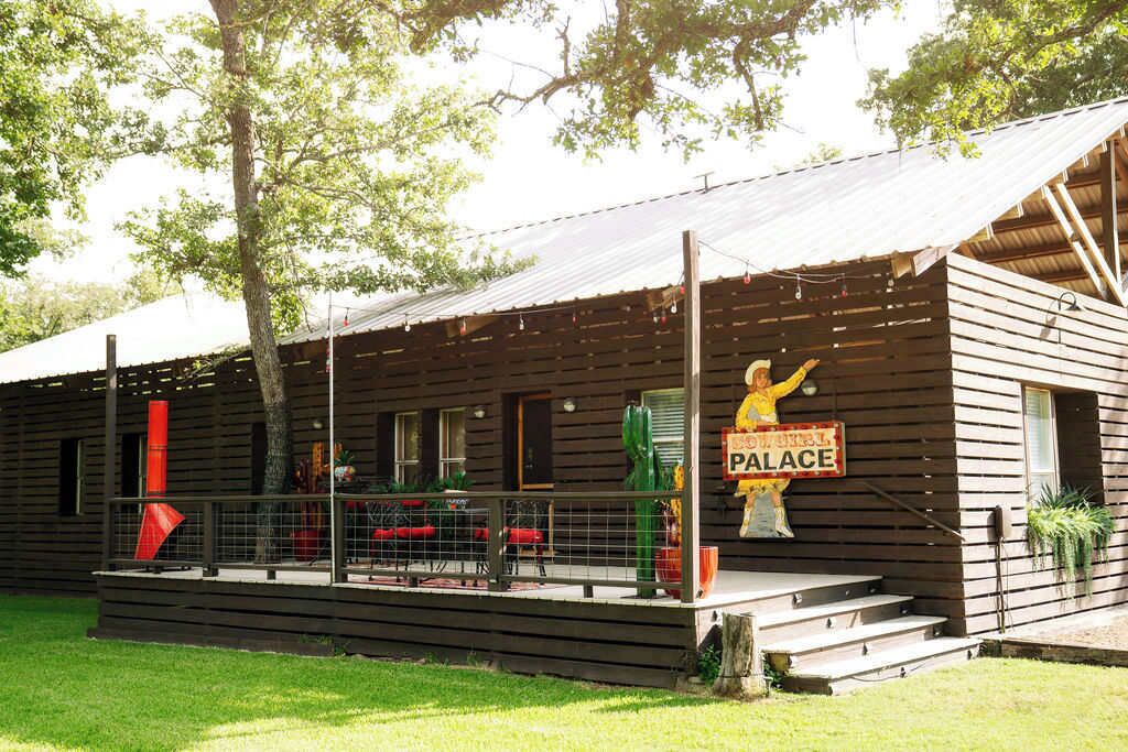 Un bâtiment en bois sur lequel on peut lire l’inscription « Palace ».