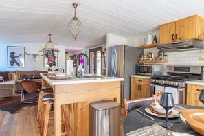 Køleskab, mikrobølgeovn, ovn, kogeplade