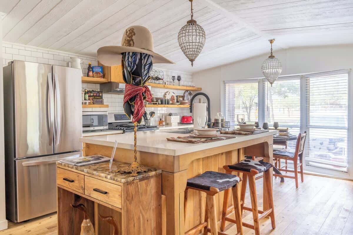 冷蔵庫、電子レンジ、オーブン、コンロ