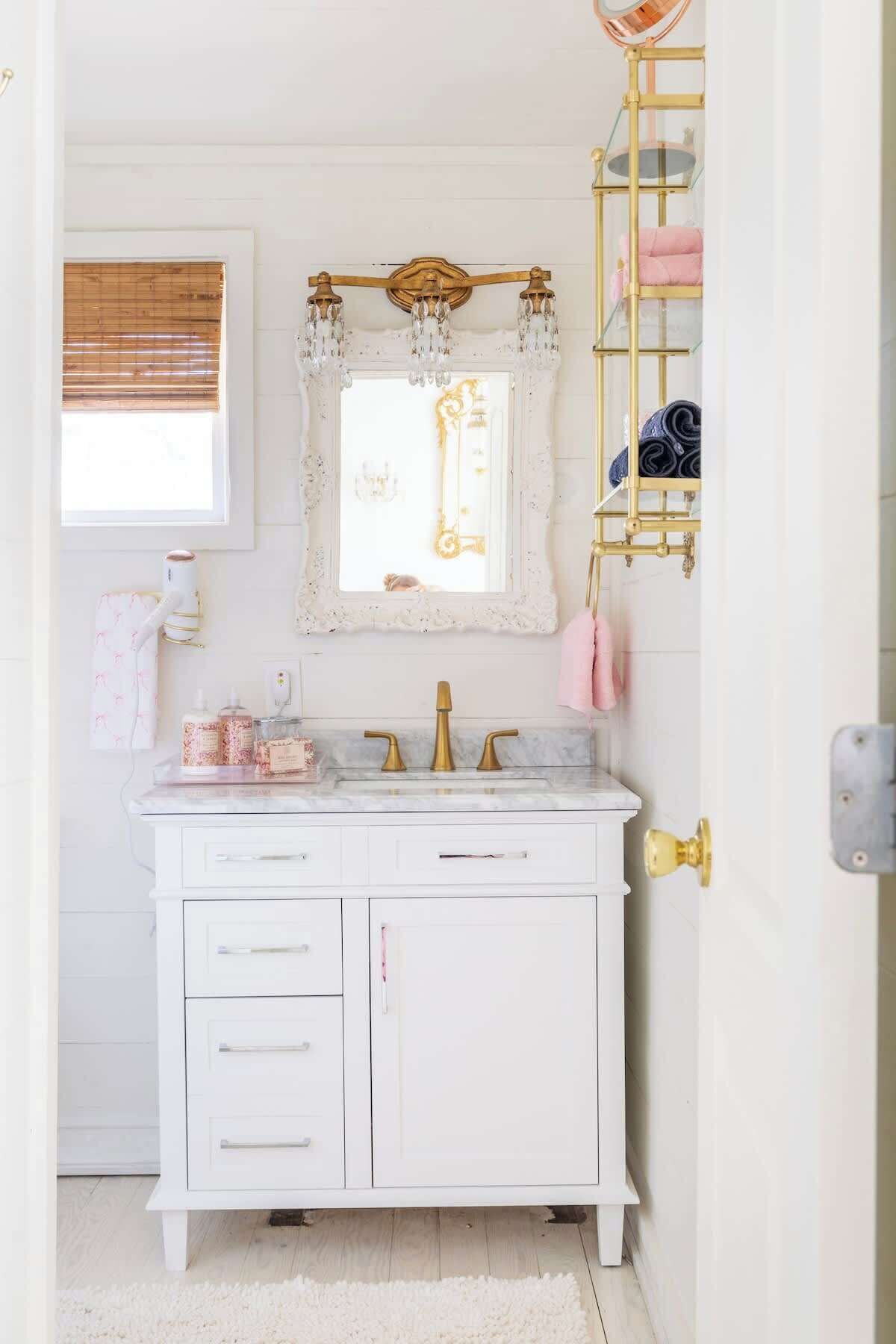 Douche, sèche-cheveux, savon, shampoing