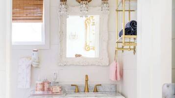 Douche, sĂšche-cheveux, savon, shampoing