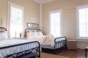 2 عدّة غرف نوم ومكواة/لوح كي وواي فاي وملاءات أسرّة