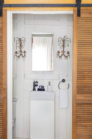 Suihku, hiustenkuivaaja, saippua, sampoo