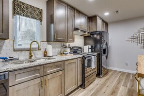 Frigorifero, microonde, forno, piano cottura