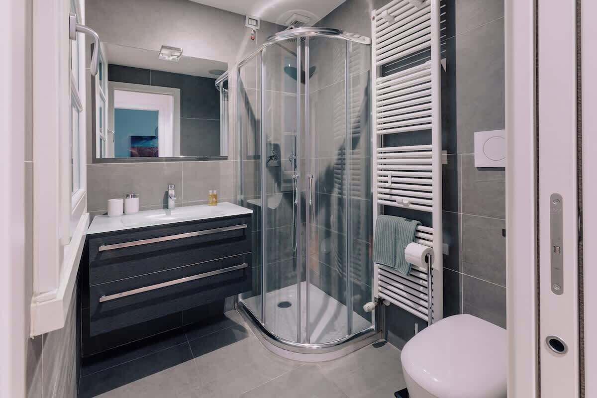 Douche, articles de toilette gratuits, sèche-cheveux, chaussons