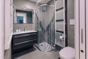 Een douche, gratis toiletartikelen, een haardroger, pantoffels