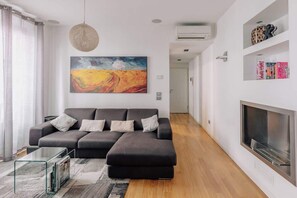 Télévision, cheminée, espaces bureaux