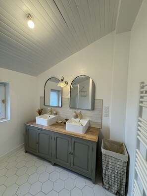 Dusche, Haartrockner, Handtücher, Seife