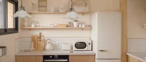 Réfrigérateur, four à micro-ondes, un four, surface de cuisson