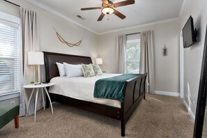 3 bedrooms, iron/ironing board, travel crib, free WiFi - Wilmington's Heart, Pet-Friendly, Comfy Beds, Kids room! (Wilmington)