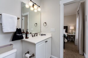 Hair dryer, towels, soap, shampoo - Wilmington's Heart, Pet-Friendly, Comfy Beds, Kids room! (Wilmington)