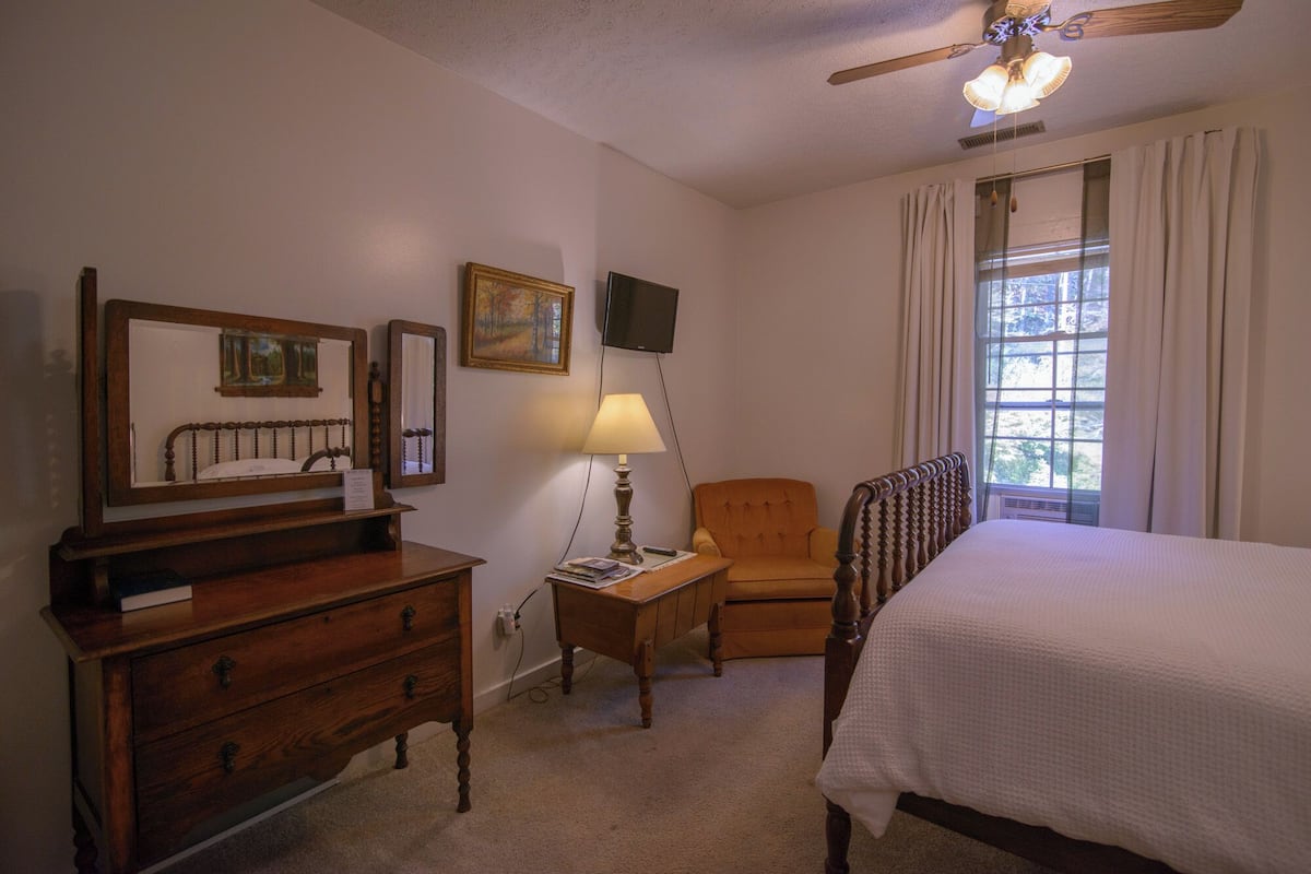 The Inn - Upstairs Full Room, Compact | 1 dormitorio, wifi gratis, ropa de cama