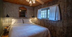 Yank Cabin, 1 Queen Bed, Hot Tub and Fireplace | Free WiFi, bed sheets - Moore House Inn & Cabins (Marlinton)