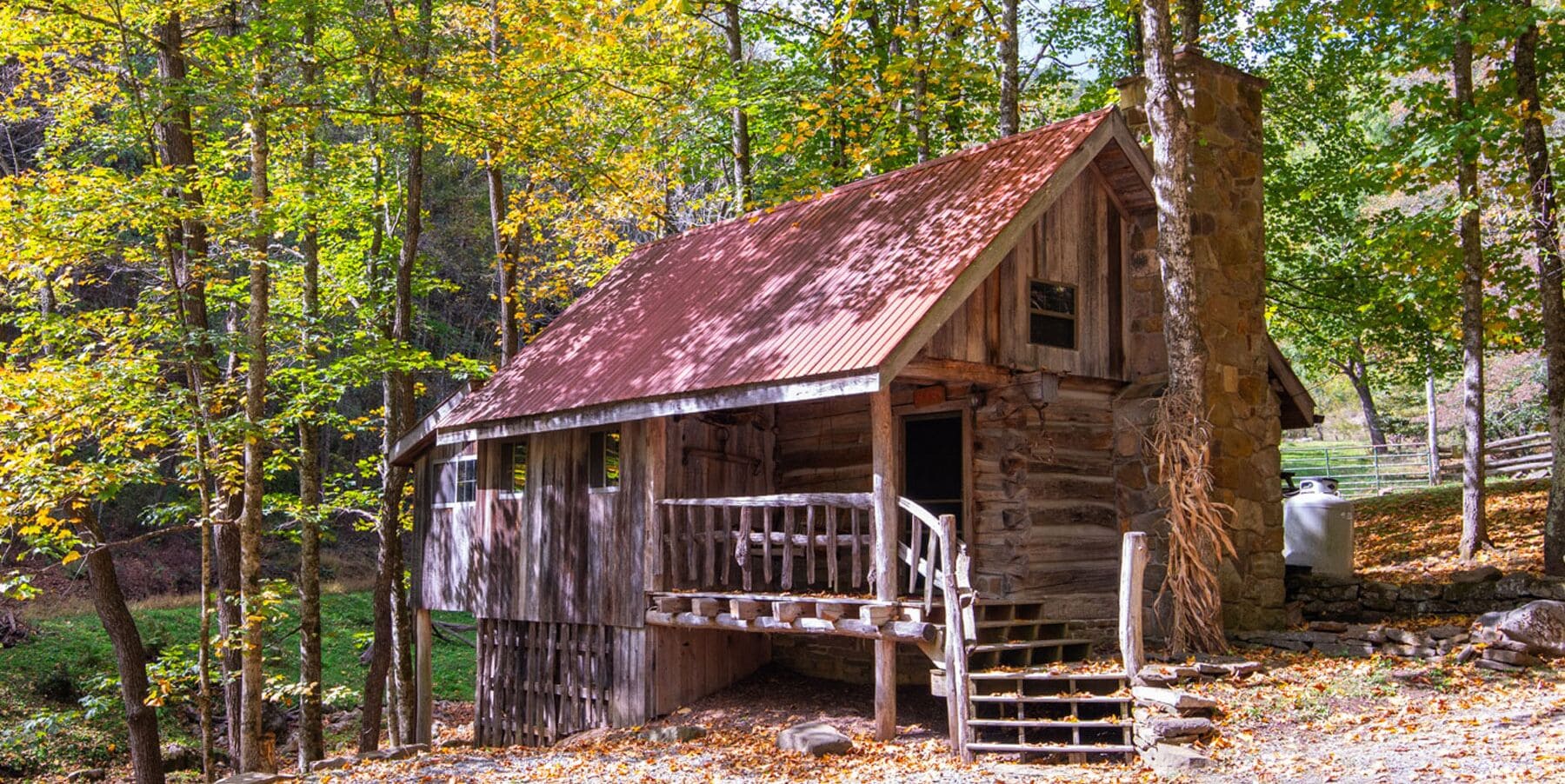 Yank Cabin, 1 Queen Bed, Hot Tub and Fireplace | Free WiFi, bed sheets