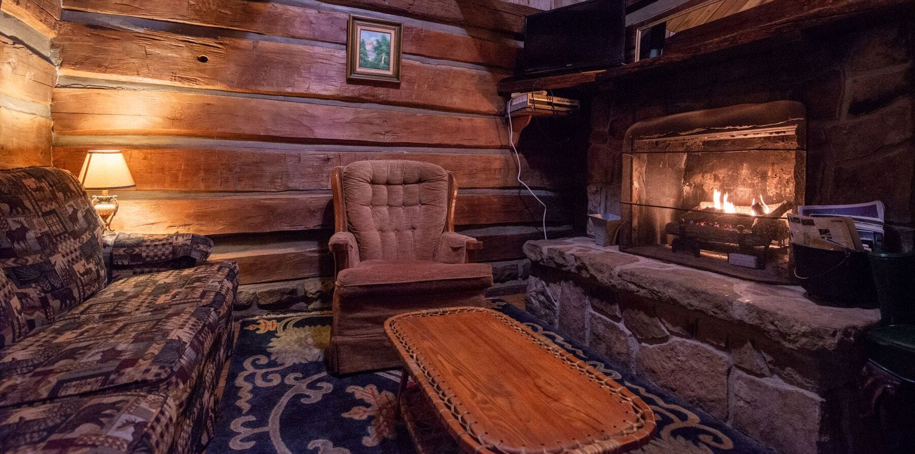 Yank Cabin, 1 Queen Bed, Hot Tub and Fireplace | Free WiFi, bed sheets