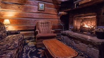 Yank Cabin, 1 Queen Bed, Hot Tub and Fireplace