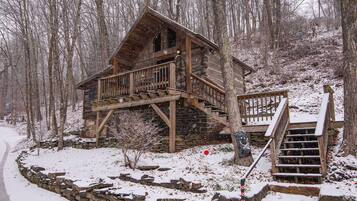 Patton Cabin, 1 Queen Bed, Jetted Tub and Fireplace | Free WiFi, bed sheets