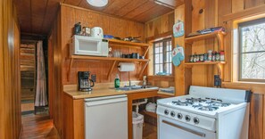 Yank Cabin, 1 Queen Bed, Hot Tub and Fireplace | Private kitchen - Moore House Inn & Cabins (Marlinton)