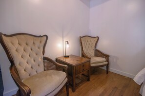 The Inn - Upstairs Queen Room, Refrigerator & Microwave | Free WiFi, bed sheets - Moore House Inn & Cabins (Marlinton)