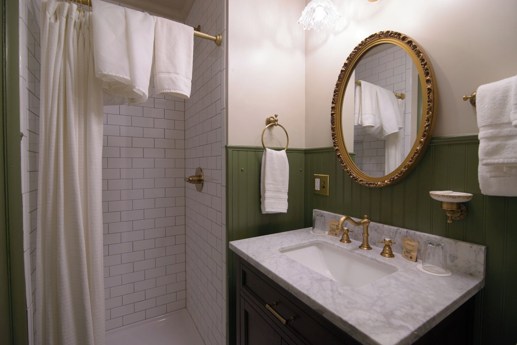 The Inn - Downstairs Queen Room | 浴室 | 風筒、提供毛巾、番梘、洗頭水