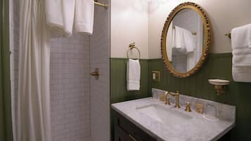 The Inn - Downstairs Queen Room | Badrum | Hårtork, handdukar, tvål och schampo