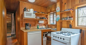 Yank Cabin, 1 Queen Bed, Hot Tub and Fireplace | Private kitchen