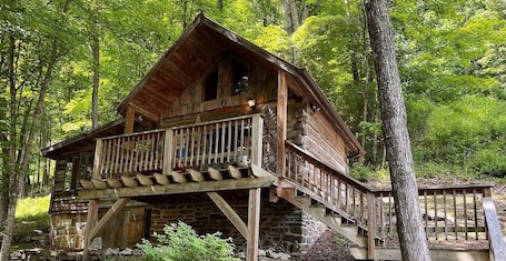 Patton Cabin, 1 Queen Bed, Jetted Tub and Fireplace | Free WiFi, bed sheets