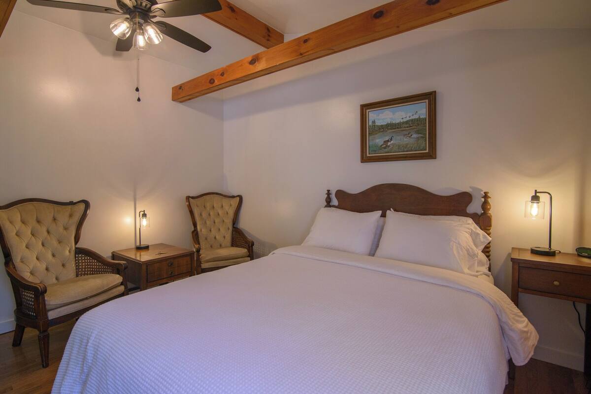 The Inn - Upstairs Queen Room, Refrigerator & Microwave | WiFi (free), bed sheets