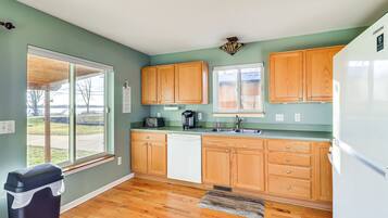 Een koelkast, een microgolfoven, een oven, een vaatwasser