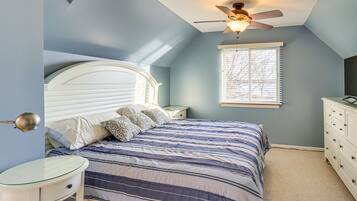 2 bedrooms, desk, WiFi, bed sheets