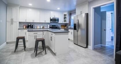 Central Gem, Chic Retreat: 8BR/5.5BA Large Home in Milbrae