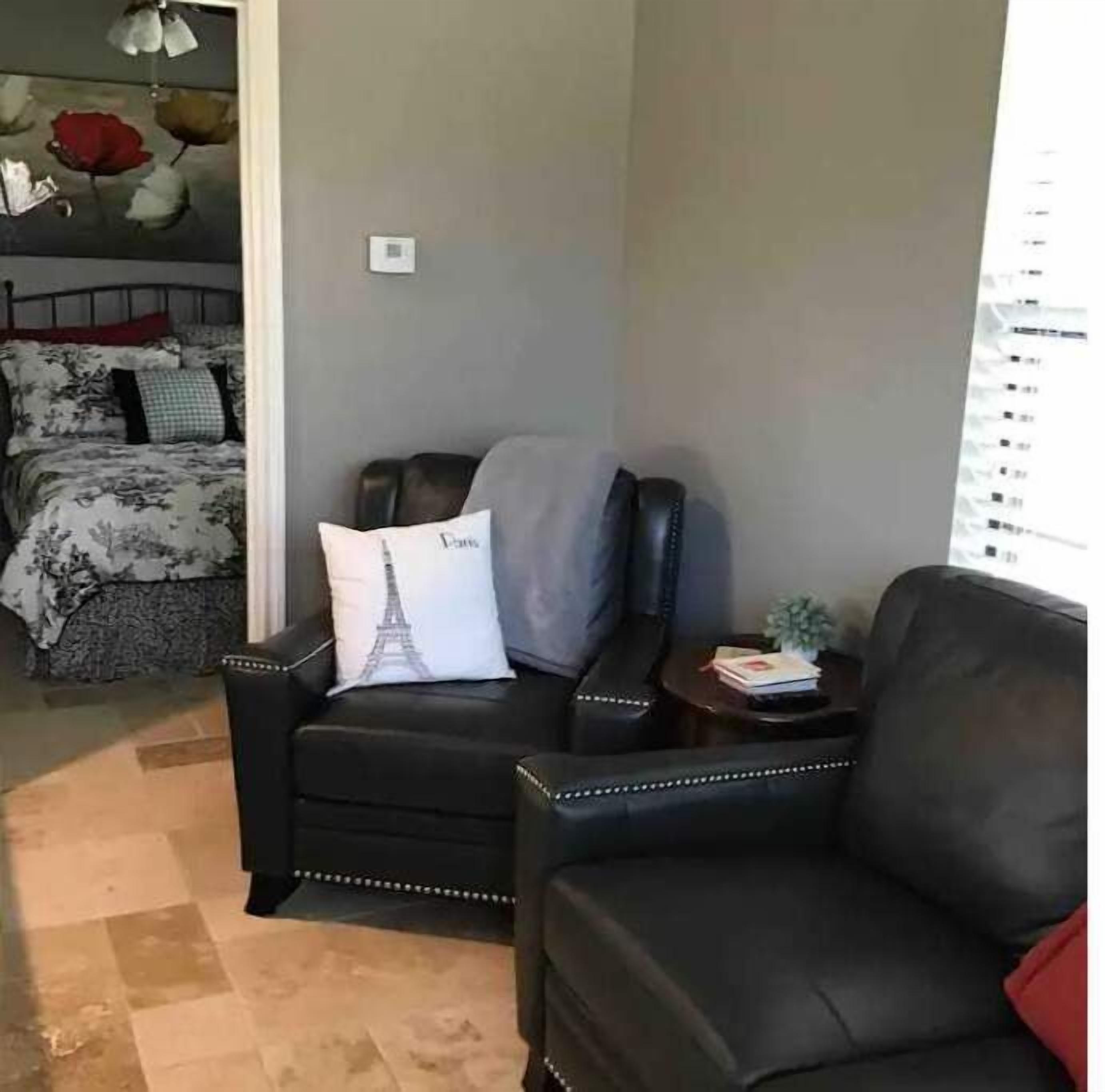 Smart-tv, een dvd-speler, boeken en een filmbibliotheek