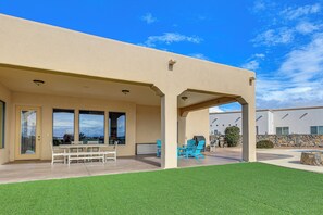 Outdoor dining - Las Cruces Home w/ Mountain Views & Private Pool! (Las Cruces)