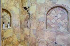 Secadora de cabello, toallas, papel de baño