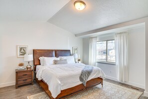 3 slaapkamers, een bureau, een strijkplank/strijkijzer, reisbedje