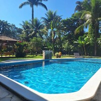 华丽套房 | 起居区 | 43-英寸智能电视（配备数码频道）、Netflix、流媒体服务