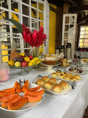 Free daily buffet breakfast - Pousada Serra Da Bocaina Paraty (Paraty)