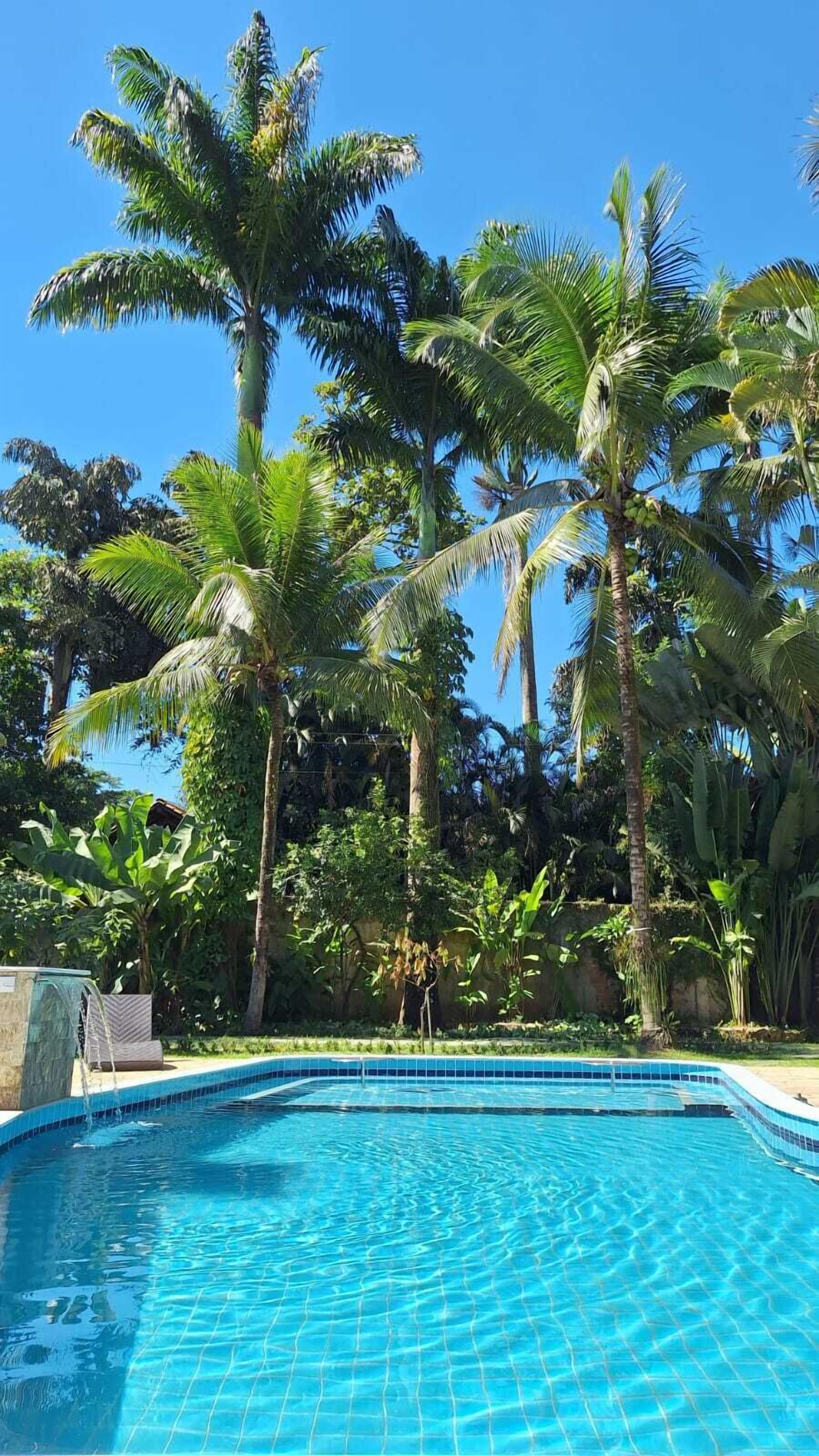 Suite Deluxe | Zona de estar | Smart TV de 43 pulgadas con canales digitales, Netflix