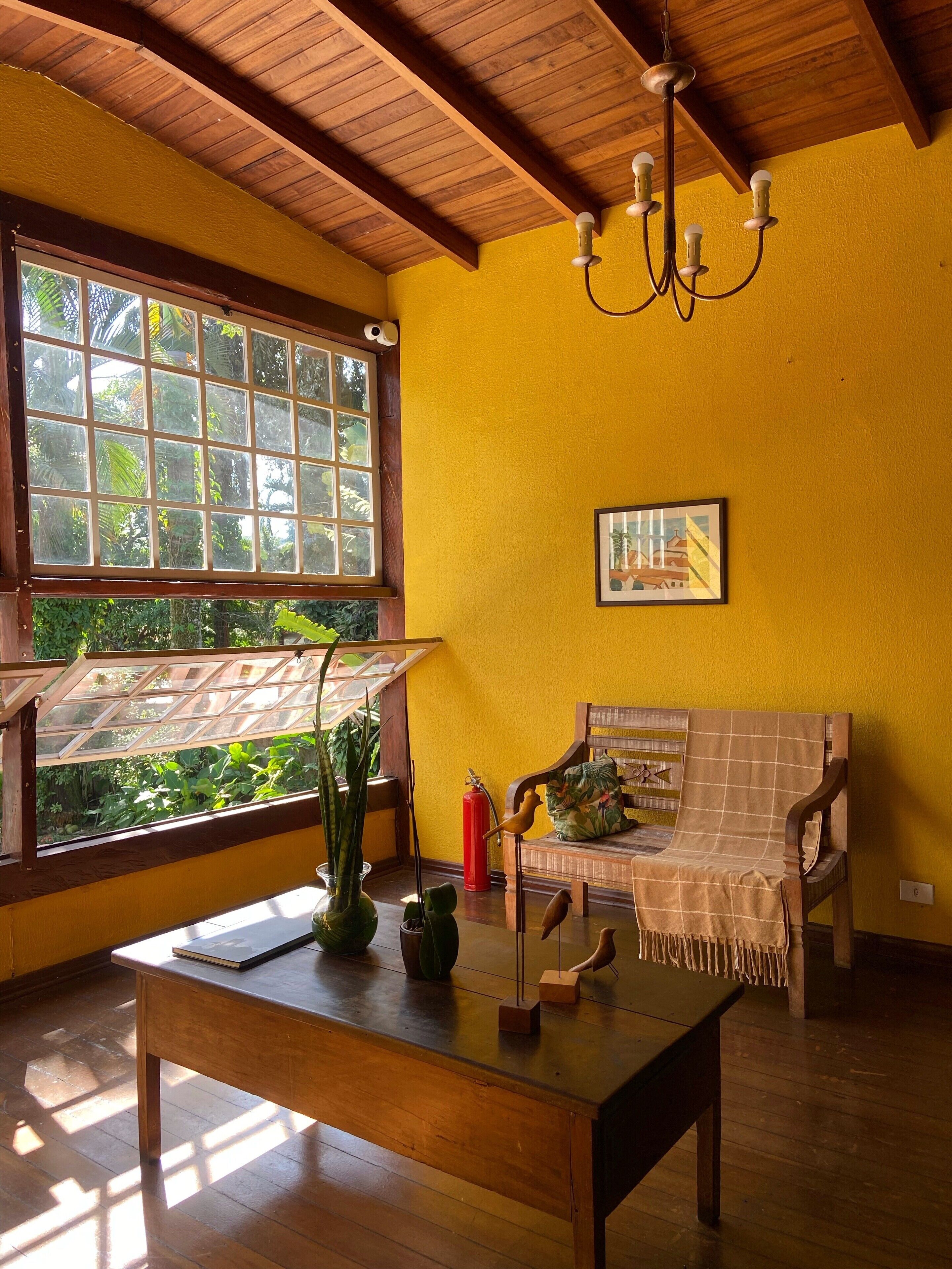 Een 43-inch smart-tv met digitale zenders, Netflix en streamingdiensten