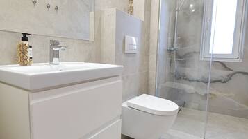 Een haardroger, handdoeken, zeep, toiletpapier