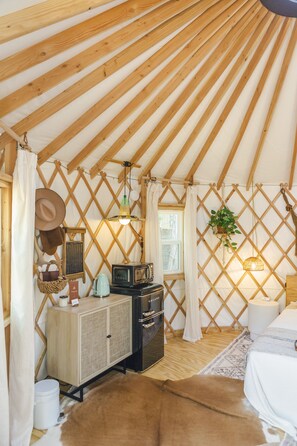 Luxury Tent | 1 bedroom, Egyptian cotton sheets, premium bedding, memory foam beds - The Peacock Yurt at Camposanto ATX Glamping on Lake Travis (Lakeway)