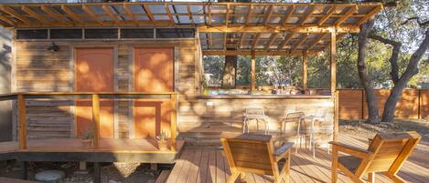 Luxe tent | Badkamer | Een aparte badkuip en douche, een regendouche, badjassen, handdoeken