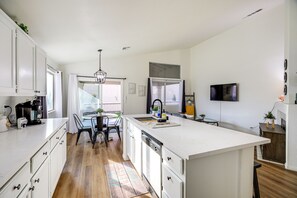 Fridge, microwave, stovetop, dishwasher - Las Vegas Home w/ Covered Patio ~ 5 Mi to Strip! (Las Vegas)