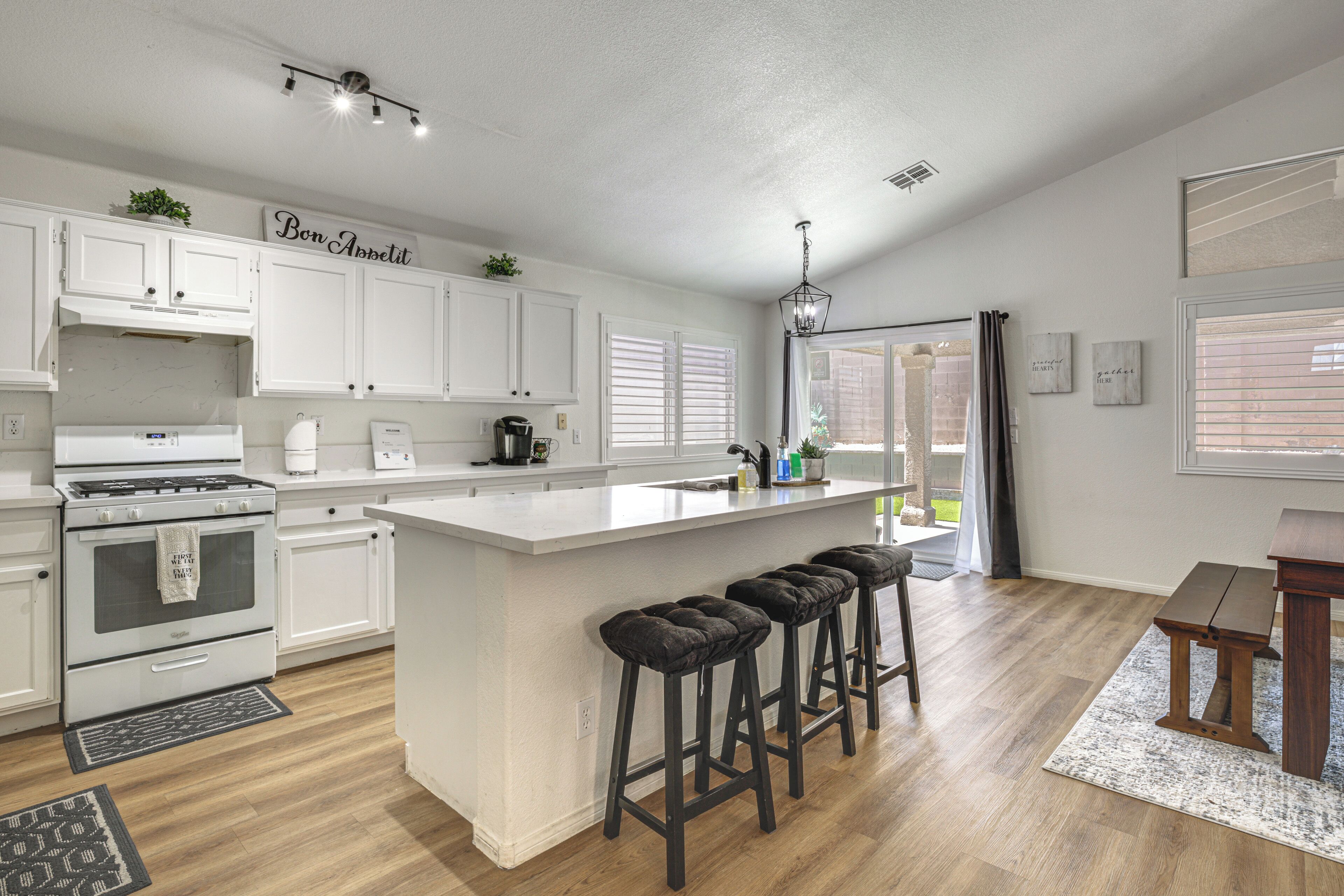 Frigorifero, microonde, piano cottura, lavastoviglie