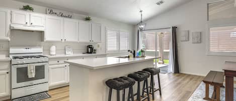 Fridge, microwave, stovetop, dishwasher